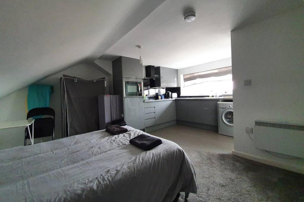 Апартаменты 2Nd Floor Comfy Swindon Centre - Loft Studio Экстерьер фото